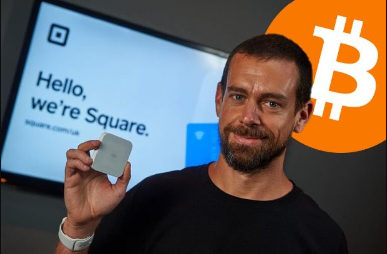 Jack Dorsey houdt Square-apparaat vast met Bitcoin-logo en 
